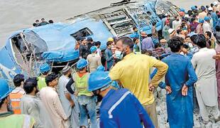 巴士爆炸墜谷 原因撲朔迷離 華9工程師巴國罹難