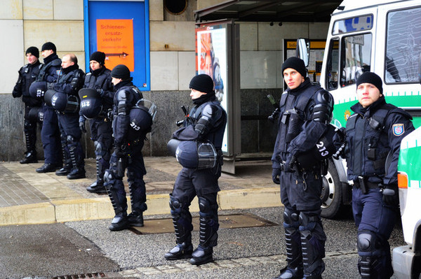 德国警方截获一涉嫌运载非法移民的货车 