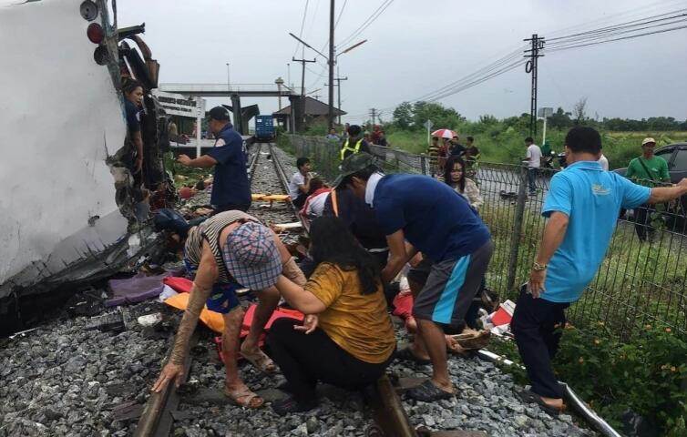 泰國一旅遊巴与火車相撞 至少17死30傷