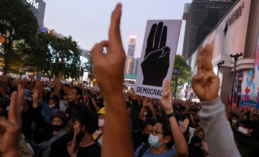 泰國國會召開特別會議 最大反對黨要求巴育下台