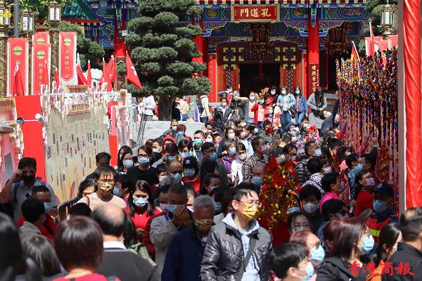 圖集 | 黃大仙祠香火鼎盛 市民排隊上香祈福