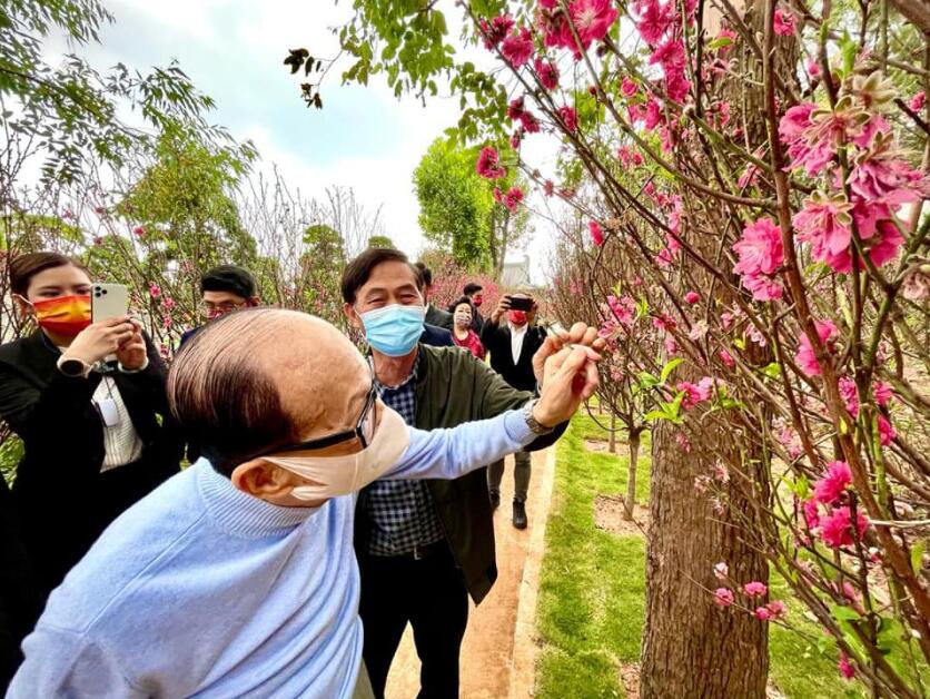 李嘉誠到慈山寺看桃花 寄望港人新一年福慧同修