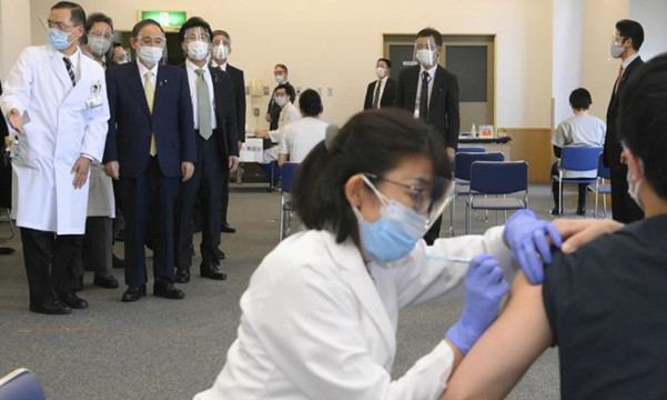 東京增445人確診 菅義偉視察疫苗接種中心