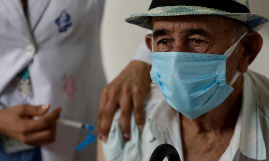 巴西醫護人員給老年人打「空氣疫苗」？警方展開調查