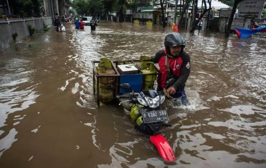 印尼雅加達季候雨引發洪災 逾千人疏散