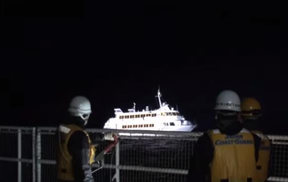 日本一遊船排水口被不明生物肉塊堵住 載40人漂9小時