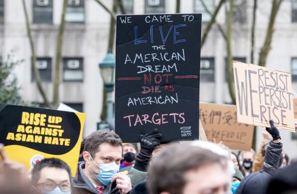 針對亞裔暴力襲擊頻發 紐約數百人集會抗議