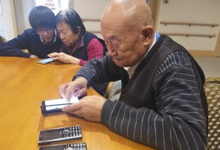 廣州擬規定公共服務不得強制老年人使用智能手機