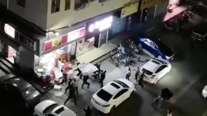 驚險救援曝光！深圳13歲女孩從4樓墜落，市民抬棉被接住