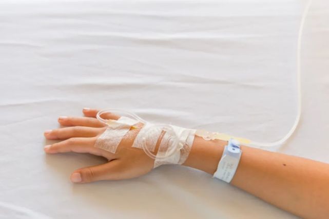 經常吃炸雞喝飲料 12歲男童得痛風被送醫！