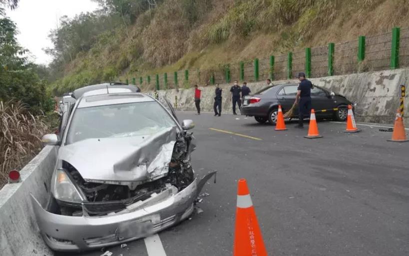 高雄突發嚴重交通事故 兩車對撞致1死6傷