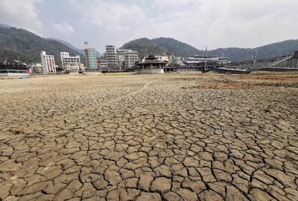 台灣遇56年來最大旱災 日月潭底乾枯龜裂如沙漠