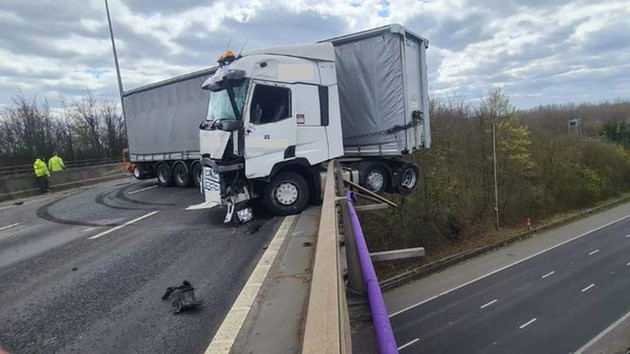 英國一卡車撞開護欄後半懸在24米高大橋上 司機成功逃脫