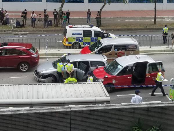 沙田私家車司機行車證過期拒停車 猛撞3車及1城巴後被警員開槍制服