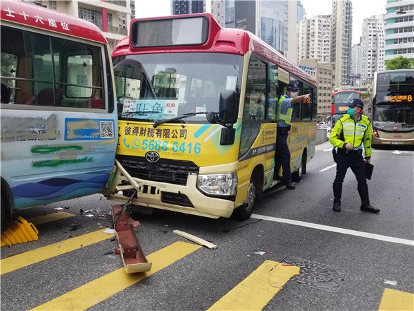 一電單車突然掉頭導致兩輛小巴首尾相撞 有乘客受傷