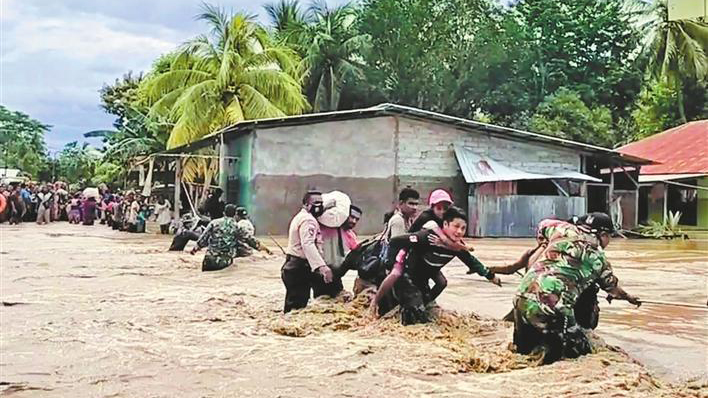 印尼洪災已致165人死亡 總統佐科赴現場勘災