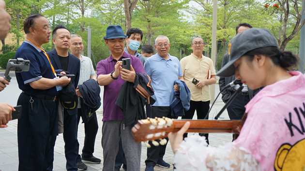 著名作家採風團點讚深圳蓮花街道