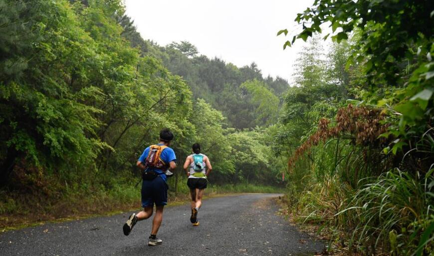 因大雨和道路泥濘導致選手退賽 莫干山越野跑挑戰賽部分項目緊急取消