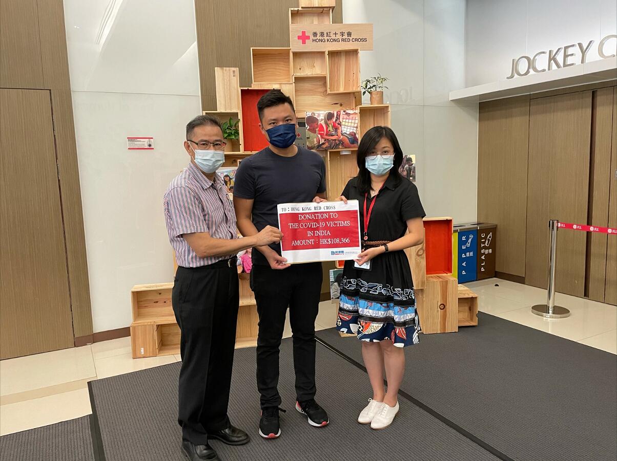 鄭泳舜與孔昭華向香港紅十字會遞交支票 支援印度應對疫情