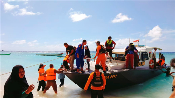 印尼渡輪海上起火 274人跳船獲救1人失蹤
