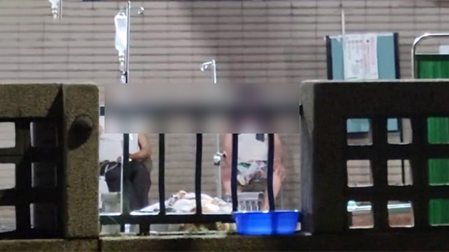 台北醫院整排病人躺急診外治療 網民：根本人間煉獄