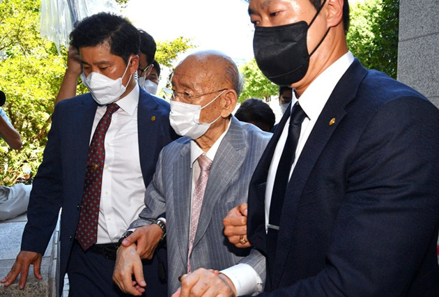 韓國90歲前總統受審時呼吸困難 中途退庭