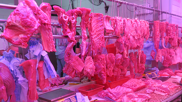 肉檔懷疑以冰鮮肉充新鮮豬肉 食環署海關查扣約220公斤冰鮮肉