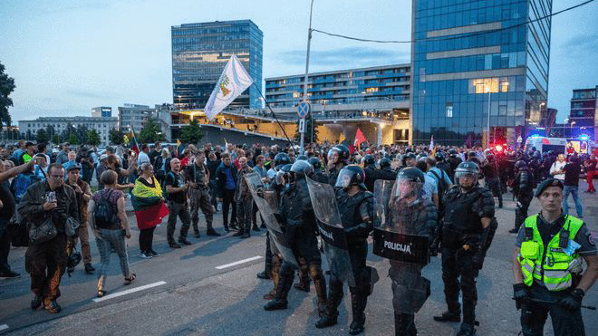立陶宛警方嚴厲打擊首都示威活動，俄發言人嘲諷：說好的民主自由呢?