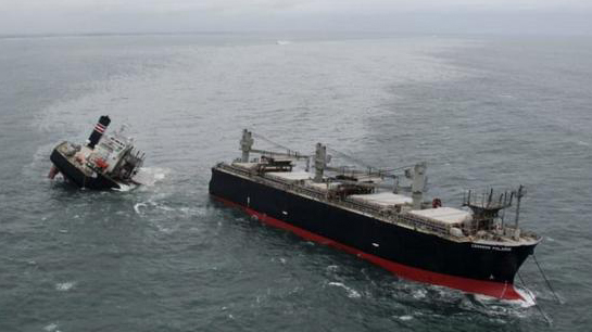 巴拿馬籍貨船在日本觸礁 船身斷兩截船員均已獲救