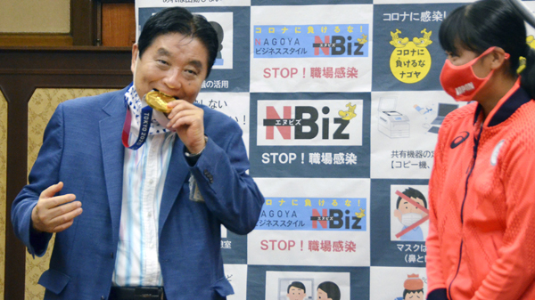 日本咬金牌的市長出錢換新 網友：市長也換掉吧