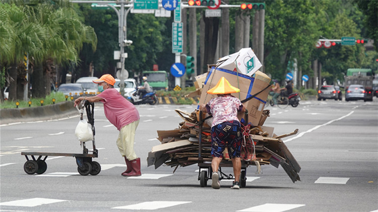 防疫措施陸續鬆綁 台灣仍有5.6萬人實施無薪假
