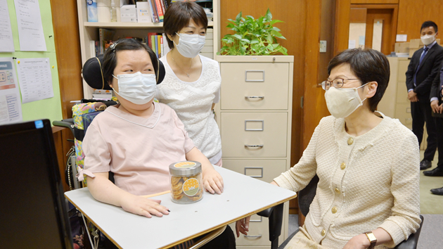 林鄭月娥探望在政府部門實習的殘疾學生