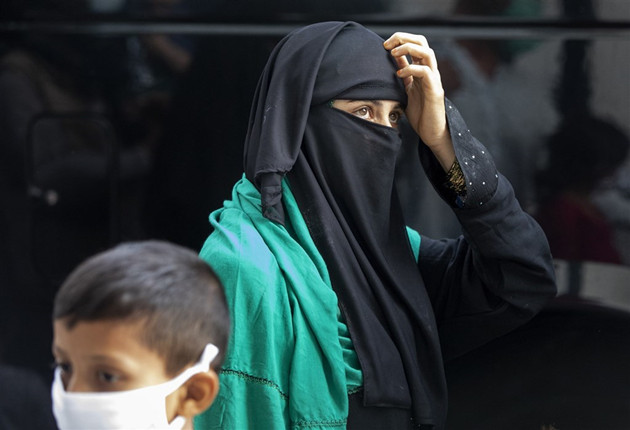塔利班規定大學女生須戴只露雙眼面紗 男女分開下課