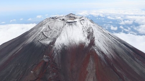 日本富士山出現「初冠雪」 比去年早21天