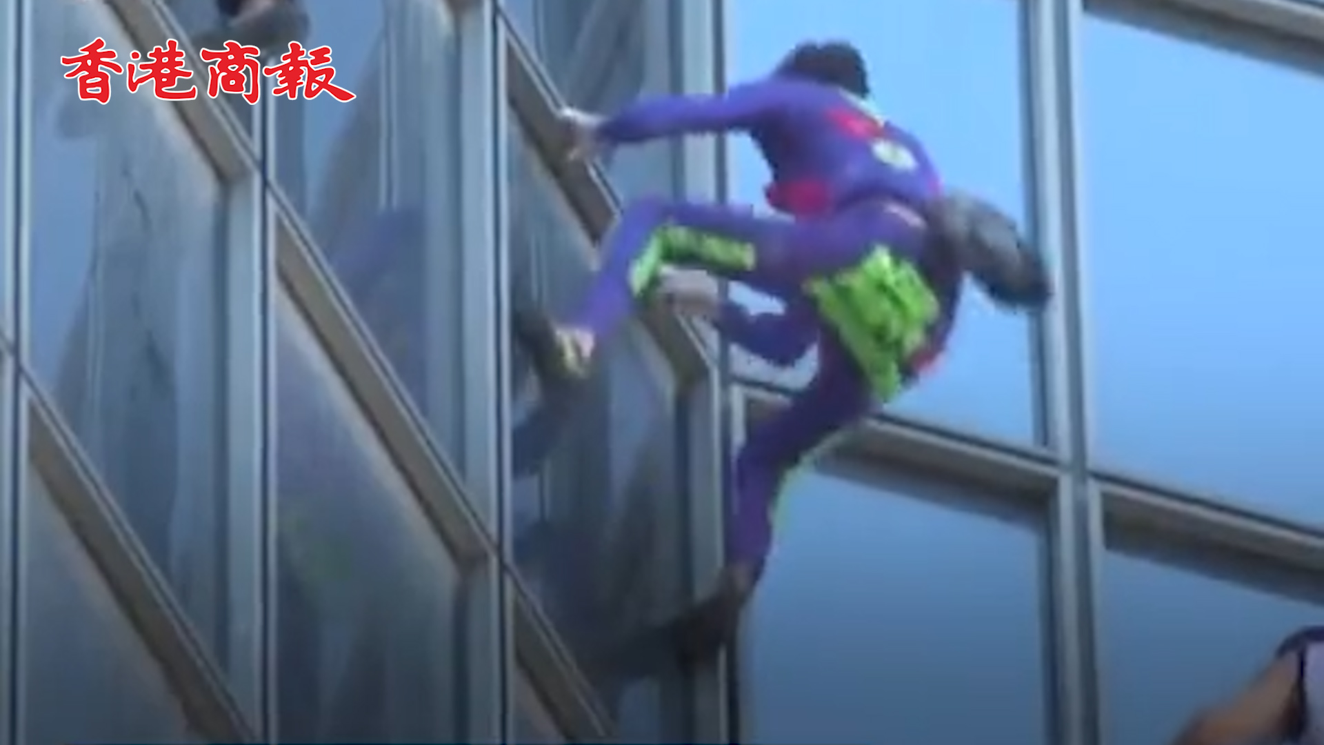 有片丨法國60歲蜘蛛人爬百米高樓反對抗疫措施