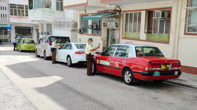 警方九龍城打擊違泊 發近1300張告票拖走8車
