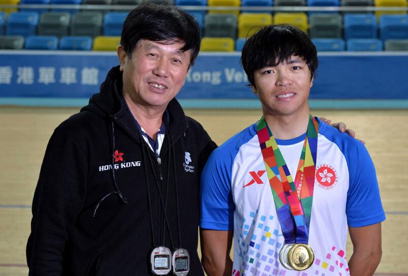 徐英偉祝賀梁嘉儒在全運會奪得香港首面獎牌