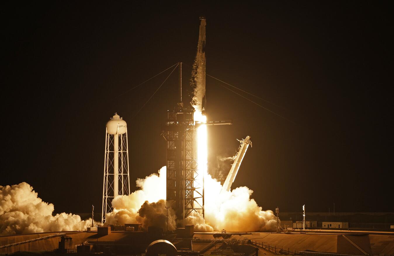 SpaceX全平民太空船升空成功  創下民間載人入軌新頁