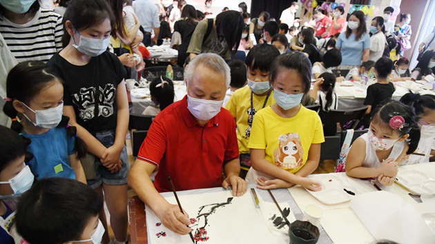 香港湖南聯誼總會組織近百家庭少兒沙畫創作賀國慶