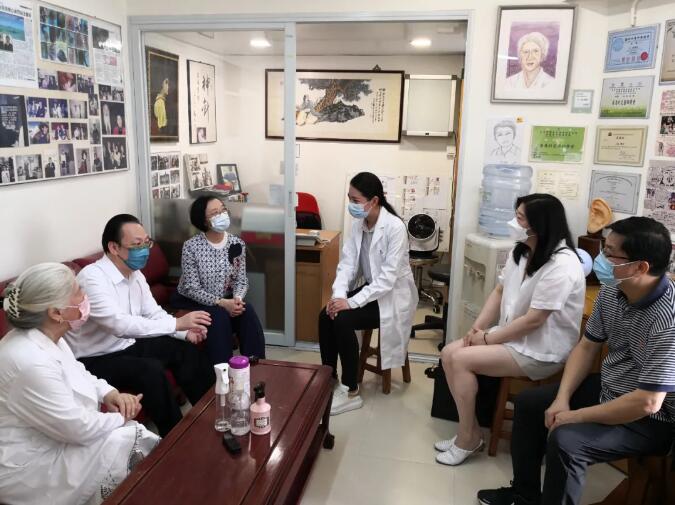 中聯辦副主任譚鐵牛探訪中醫診所 希望香港中醫界用好中央利好政策