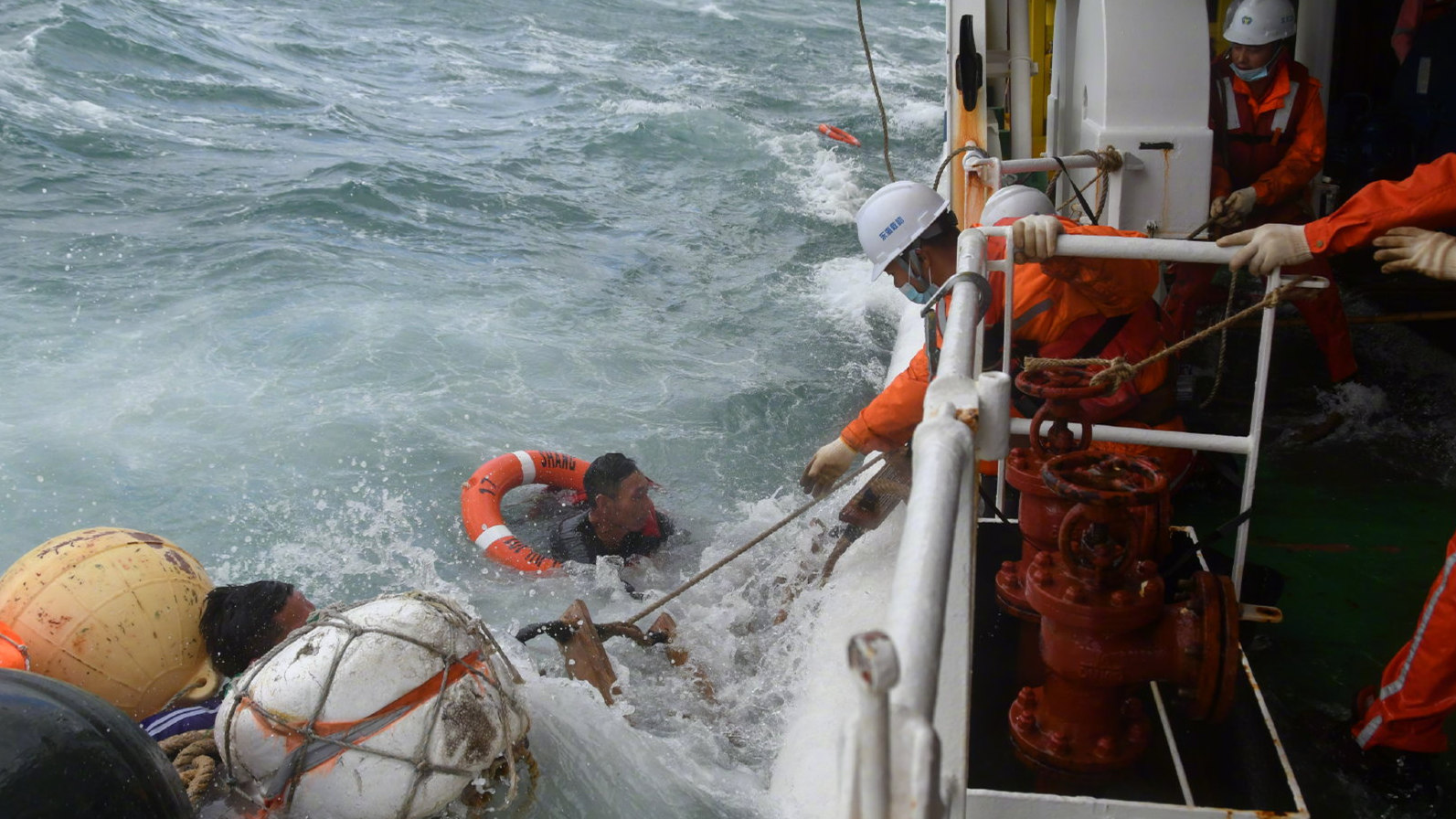 中國東海海域一漁船沉沒 2人獲救11人失聯