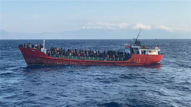 希臘營救載400移民貨船 要求土耳其接受返航