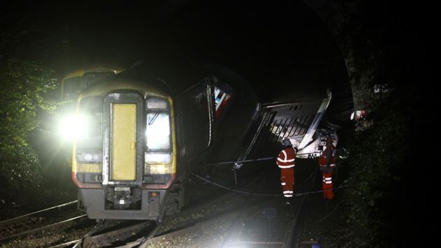 英國兩列載客火車追撞 17人受傷