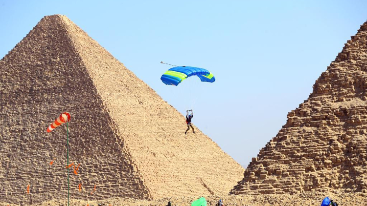 埃及舉辦第四屆金字塔國際跳傘節