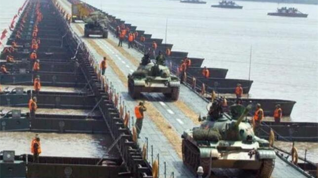 中國陸軍在閩南水域進行渡河作戰演練