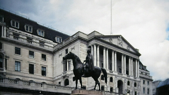 英國央行意外按兵不動 維持「鴿派」政策預期