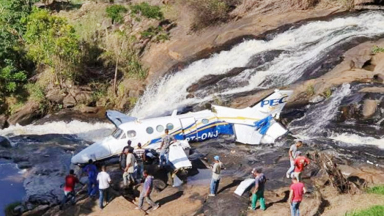 巴西一小型飛機墜毀 機上5人全部遇難