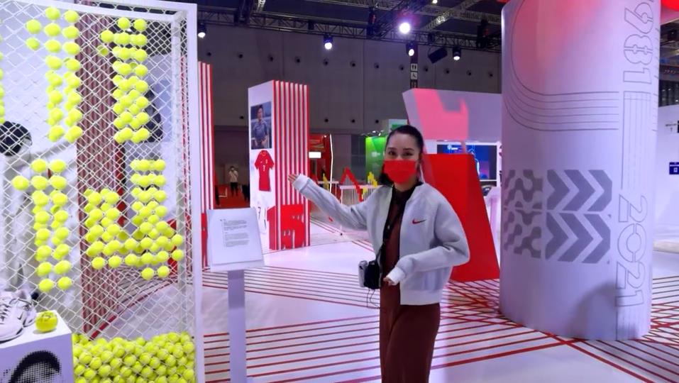 【商報進博搜搜搜】進博會展示網球名將李娜運動物品