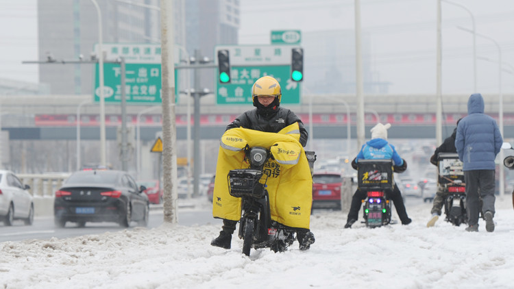 吉林省13個市縣暴雪致陸空交通大停運