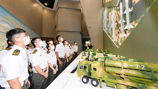 「海關青年領袖團」參觀解放軍駐香港部隊展覽中心